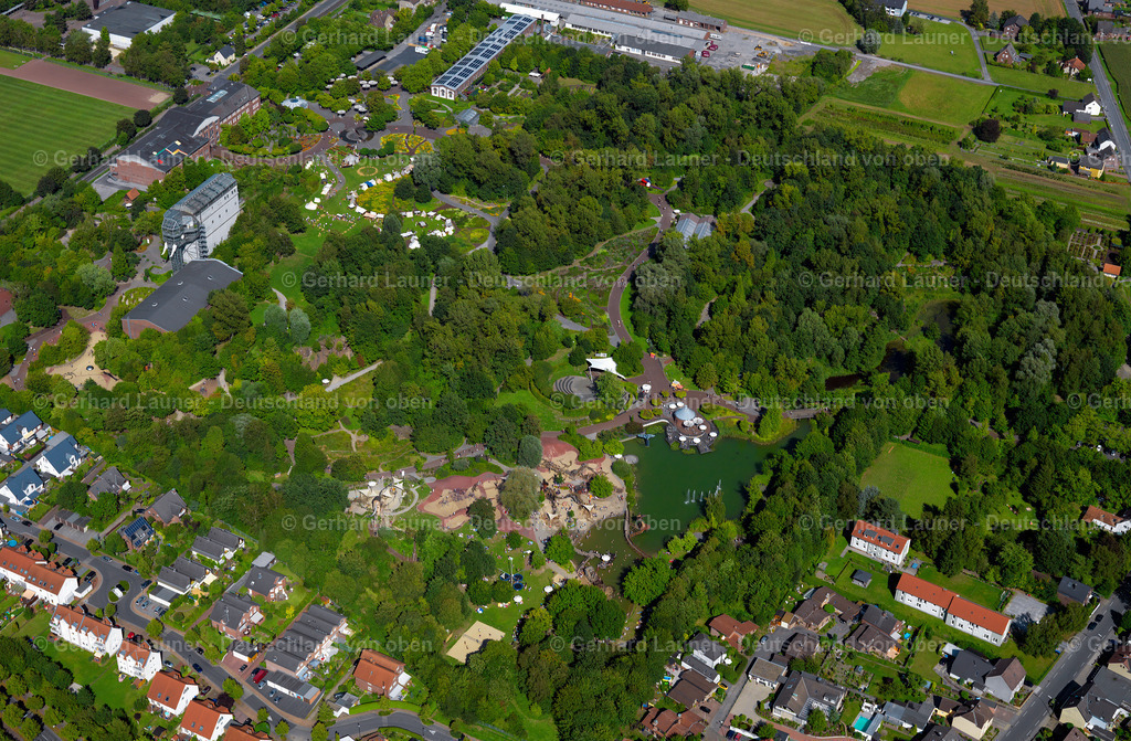 2996014 | Der Maximilianpark ist ein Freizeitpark in der westfälischen Stadt Hamm. Er wurde zur Landesgartenschau 1984 auf dem Gelände der stillgelegten Zeche Maximilian eingerichtet. Sein Wahrzeichen ist der Glaselefant, eine rund 40 m hohe begehbare Plastik.
