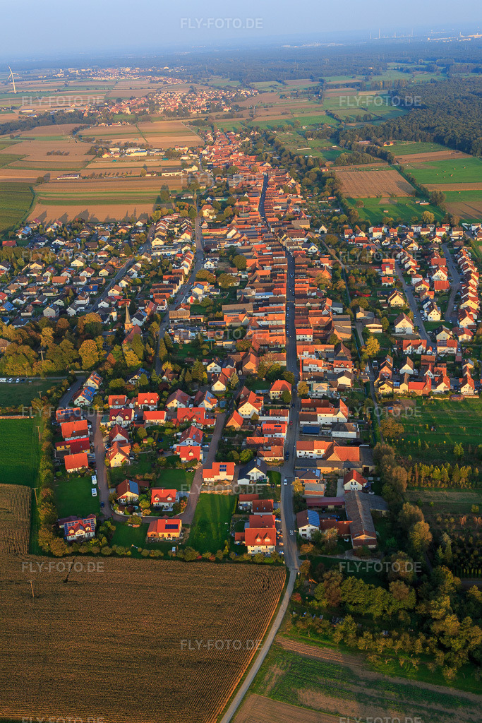 Luftbild: Dorfübersicht aus Westen in Freckenfeld im Bundesland Rheinland-Pfalz in Deutschland. Foto: IMG_074026.jpg vom 03.10.2014 durch Werner Riehm/FLY-FOTO.de