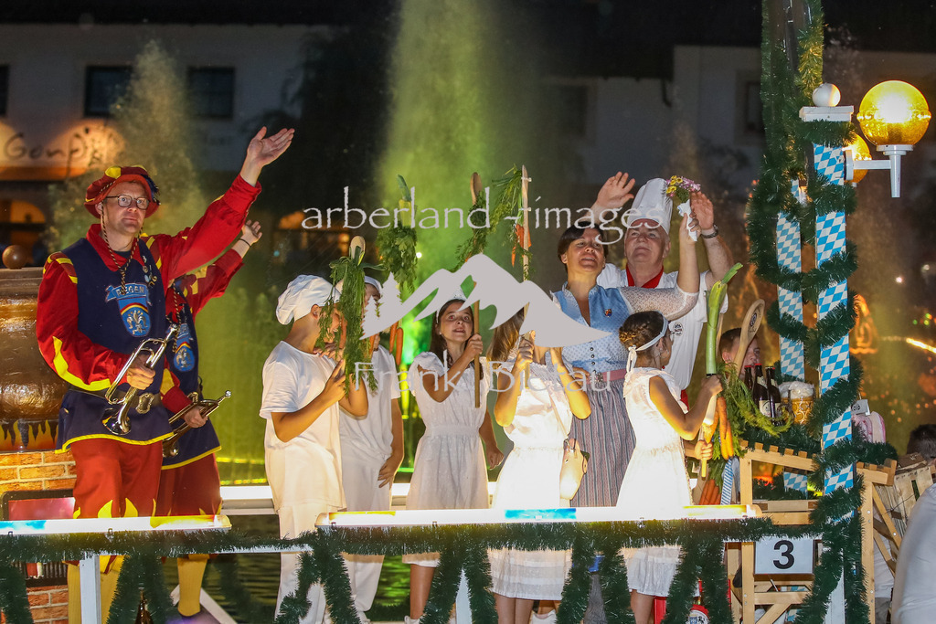 OE7A2785 | Chefkoch Günther Prinz und sein Gefolge verkünden die Fest- Botschaft: „das Pichelsteiner, es lebe hoch – und es schmeckt guad“.