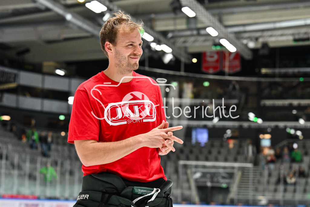 Augsburger Panther - Iserlohn Roosters | Die Augsburger Panther feiern zusammen mit ihren Fans den Heimsieg gegen Iserlohn / Penny DEL: Augsburger Panther - Iserlohn Roosters; Curt Frenzel Stadion am 21.09.2025 / im Bild Michael GARTEIG (Augsburger Panther 34