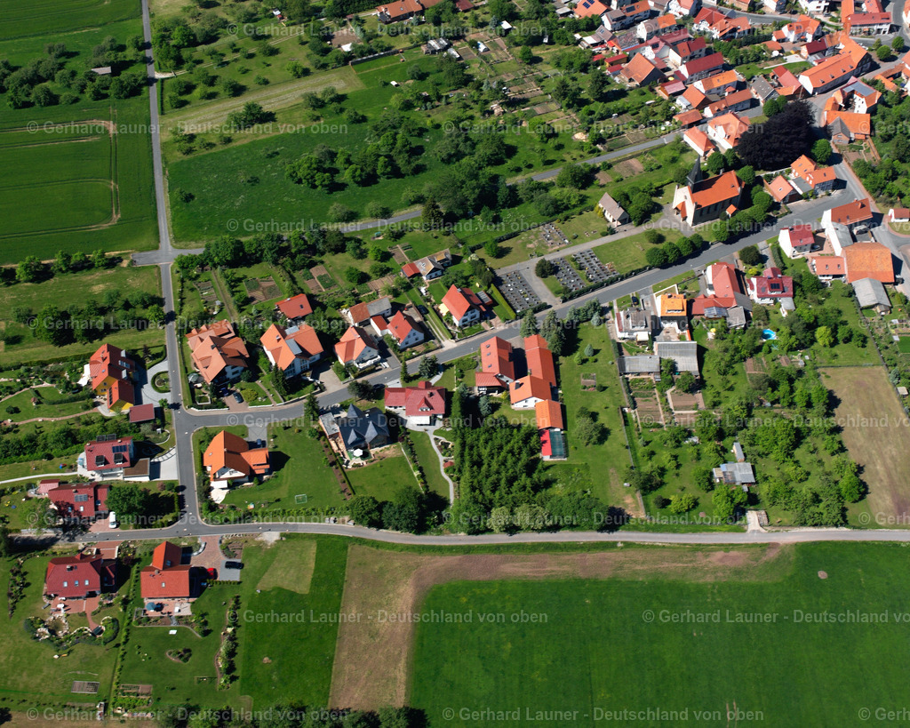2634508 | OBERORSCHEL 09.06.2006 Landwirtschaftliche Nutzflächen und Feldgrenzen  umsäumen das Siedlungsgebiet des Dorfes in Oberorschel im Bundesland Thüringen, Deutschland // Agricultural land and field boundaries surround the settlement area of the village  in Oberorschel in the state Thuringia, Germany Foto: Gerhard Launer
