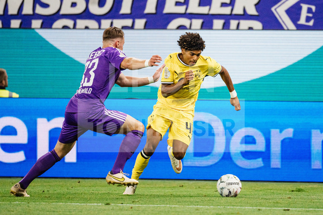 DFB-Pokal: HEBC - Borussia Dortmund, 01.09.2026 | Christopher Grünewald (HEBC Hamburg, 33) gegen Mathis Albert (Borussia Dortmund, 41); Fußball, DFB-Pokal, 1. Runde: HEBC vs. Borussia Dortmund am 01.09.2026 im Volksparkstadion, HamburgDFB REGULATIONS PROHIBIT ANY USE OF PHOTOGRAPHS AS IMAGE SEQUENCES AND/OR QUASI-VIDEO. - Realisiert mit Pictrs.com