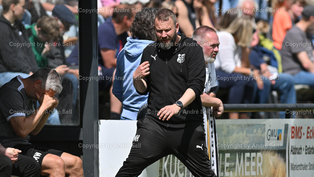 Eckernförder SV vs PSV Neumünster | Trainer Maik Haberlag (ESV) im Einsatz / Fußball-Oberliga Männer 2024/2025 / Eckernförder SV vs PSV Neumünster / Stadtwerke-Arena / Eckernförde / 17.05.25 - Realisiert mit Pictrs.com