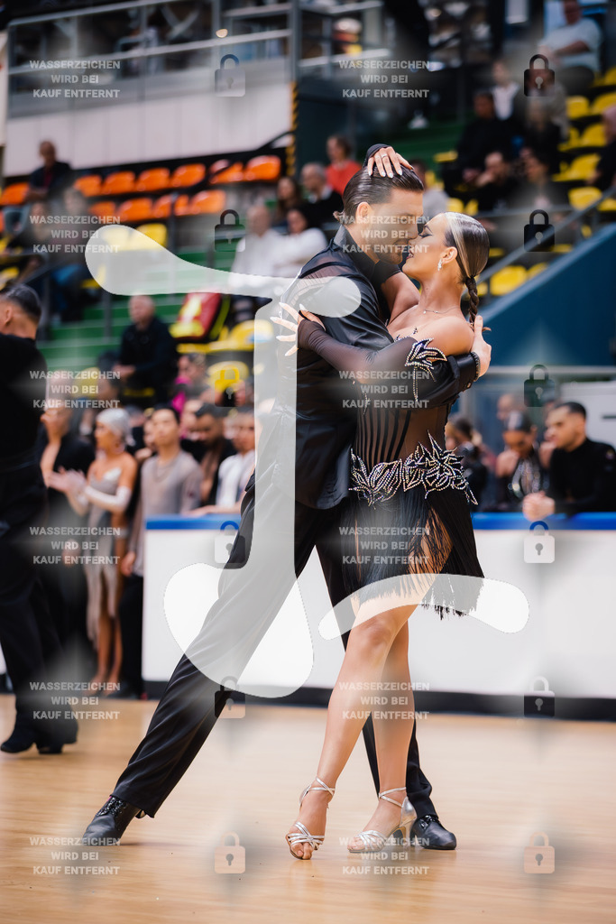 Hessen Tanzt WDSF International Open Latin 11th (43) Justin Lauer _ Rita Schumichin (TSC Saltatio Neustadt im TV 1860 Mußbach)-2025-05-18-3733 | Webshop for digital downloads and prints of dance sport, event & show photographer Julian Link - Realisiert mit Pictrs.com