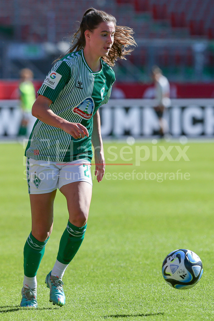 Fussball, Google Pixel Frauen-Bundesliga, 1. FC Nürnberg - SV Werder Bremen | v.li.: Chiara Hahn (SV Werder Bremen, 21) am Ball, Einzelbild, Ganzkörper, Aktion, Action, Spielszene, DIE DFB-RICHTLINIEN UNTERSAGEN JEGLICHE NUTZUNG VON FOTOS ALS SEQUENZBILDER UND/ODER VIDEOÄHNLICHE FOTOSTRECKEN. DFB REGULATIONS PROHIBIT ANY USE OF PHOTOGRAPHS AS IMAGE SEQUENCES AND/OR QUASI-VIDEO.