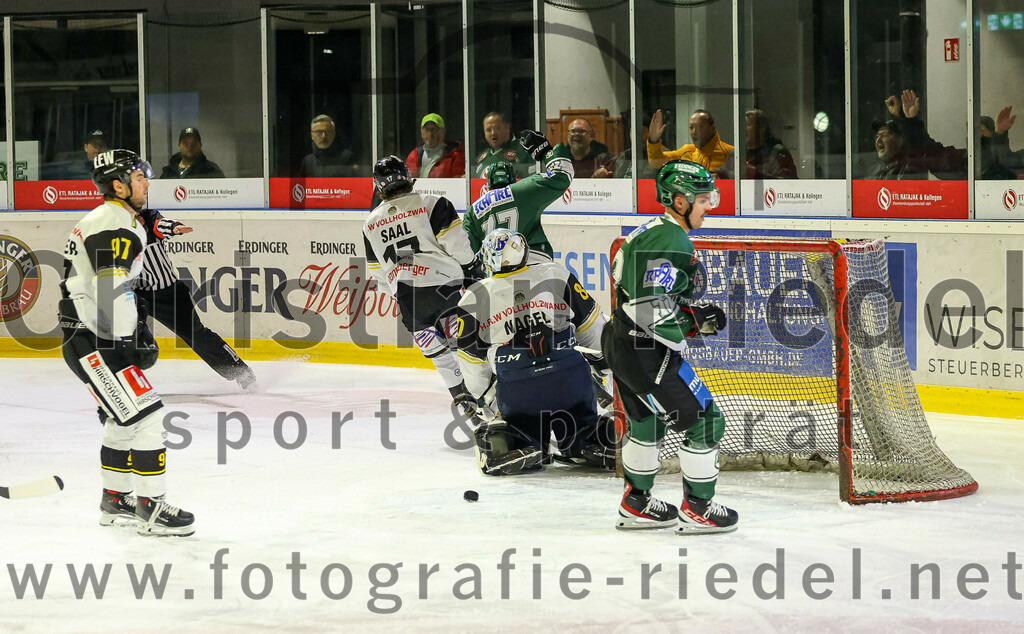 2023-11-17_060_TSV_Erding_gegen_EA_Schongau | Erding, Deutschland, 17.11.2023:
Eishockey, Bayernliga Vorrunde 2023 / 2024, 10. Spieltag, TSV Erding gegen EA Schongau, Endergebnis: 12:4

Kevin Steiner (EA Schongau, #97), Stefan Saal (EA Schongau, #17), Philipp Michl (Erding Gladiators, #77), Torwart Xaver Nagel (EA Schongau, #80)

Foto: Christian Riedel / fotografie-riedel.net