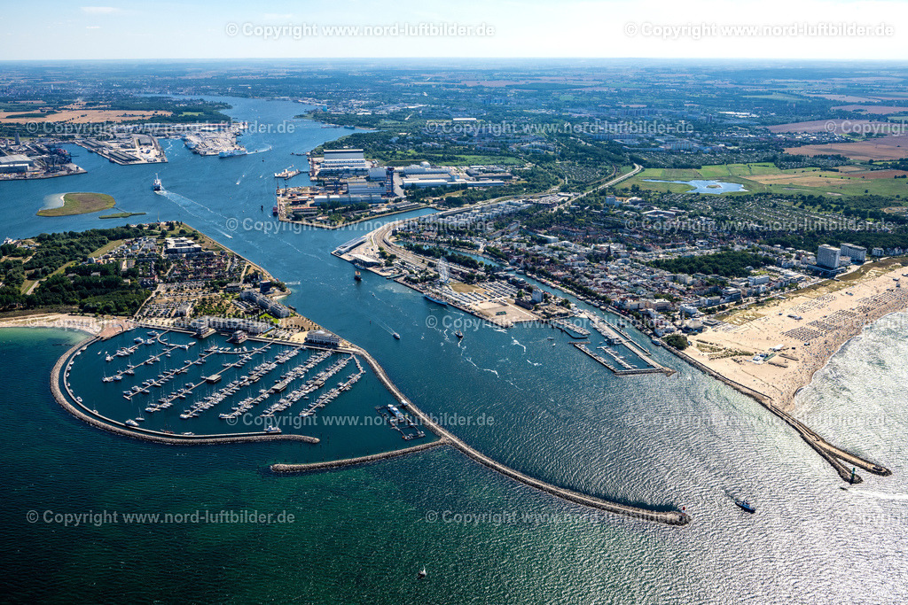 Warnemünde_Segelhafen_Hohe_Duene_ELS_8900100822 | ROSTOCK 10.08.2022 Segelhafen Yachthafenresidenz Hohe Düne in Rostock Warnemünde im Bundesland Mecklenburg-Vorpommern, Deutschland. // Complex of buildings of the hotel arrangement Yacht harbour residence high dune in Rostock Warnemuende in the federal state Mecklenburg-West Pomerania, Germany. Foto: Martin Elsen