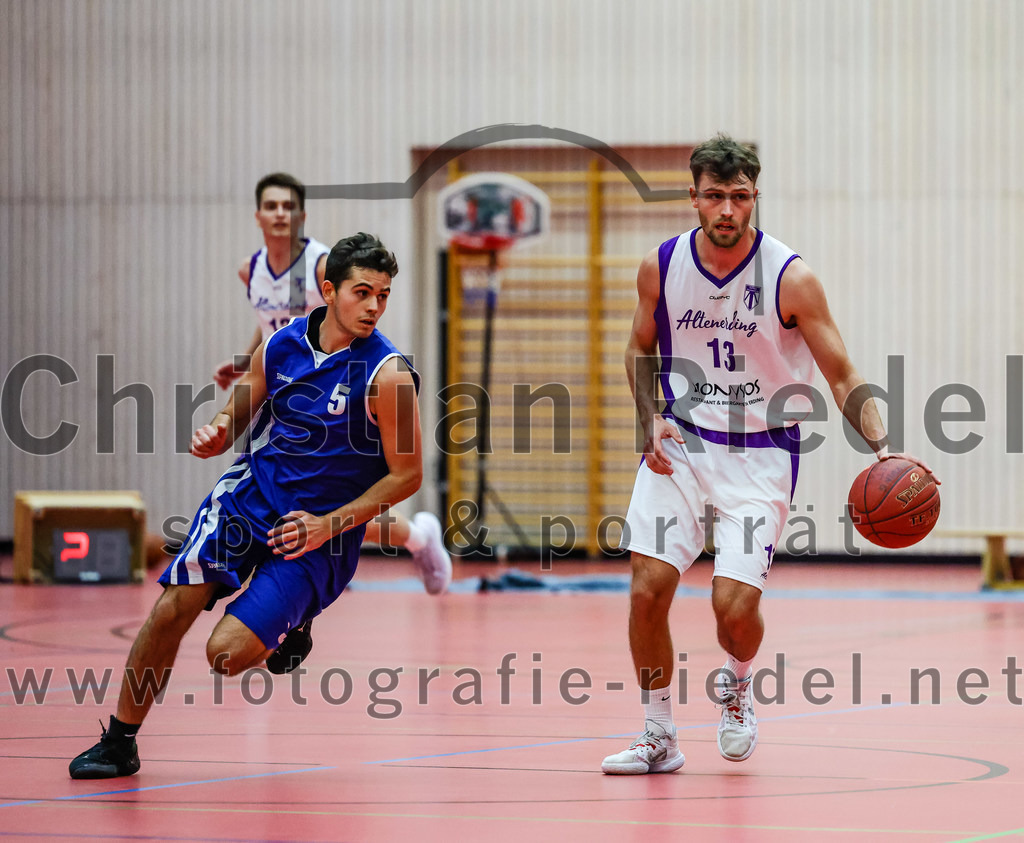 2022-05-29_005_SpVgg_Altenerding_gegen_Muenchen_Basket_2 | Erding, Deutschland, 29.05.2022:
Basketball, Bezirksliga 2021 / 2022, Herren Turnier der 2. der Aufstiegsrunden, SpVgg Altenerding gegen München Basket 2, Endergebnis: 

P. Darriba (München Basket, #5), Jonah Timothy Richardson (SpVgg Altenerding, #13)

Foto: Christian Riedel / fotografie-riedel.net