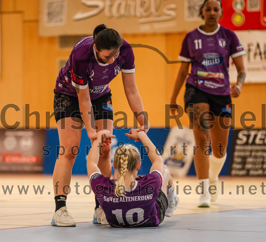 2024-03-09_039_SpVgg_Altenerding_gegen_Eintracht_Dachau-Karlsfeld | Erding, Deutschland, 09.03.2024:
Handball, Bezirksoberliga Frauen Altbayern 2023 / 2024, 17. Spieltag, SpVgg Altenerding gegen Eintracht Dachau-Karlsfeld, Endergebnis: 26:25

Janina Konrad (SpVgg Altenerding, #2), Lena Popp (SpVgg Altenerding, #10)

Foto: Christian Riedel / fotografie-riedel.net