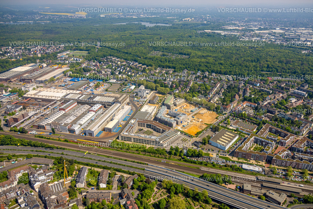 Duesseldorf240501444 | Luftbild, Baustelle mit Neubau Paulshöfe Wohnquartier für Mehrfamilienhäuser, Albrecht-Dürer-Berufskolleg, Paulsmühlenstraße, Forst Benrath und Kleingärtnerverein Benrath e.V. im Wald, Gewerbegebiet Konecranes Forststraße, Benrath, Düsseldorf, Rheinland, Nordrhein-Westfalen, Deutschland