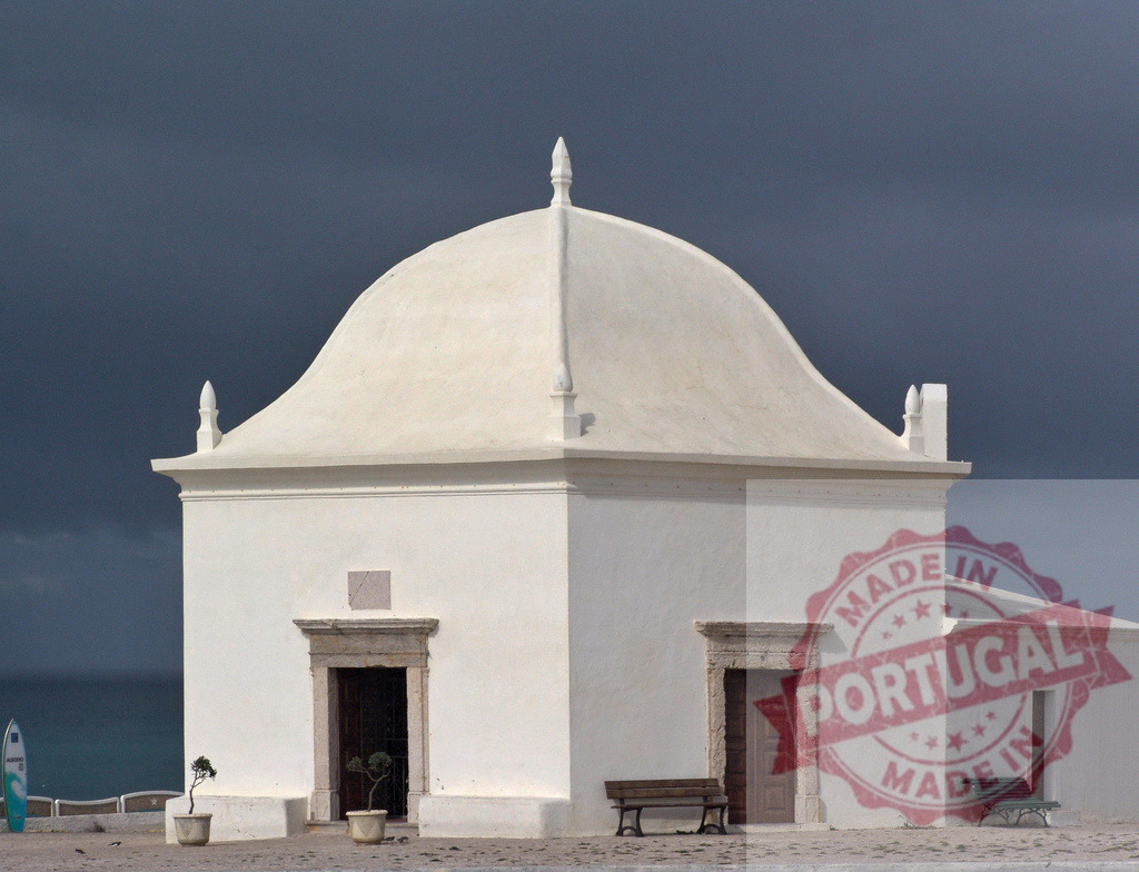 Ermida da Memória chapel dome against dark storm sky. Centro Portugal | Ermida da Memória chapel stands in Nazaré, Portugal, with a dramatic dark sky and ocean backdrop - Realisiert mit Pictrs.com