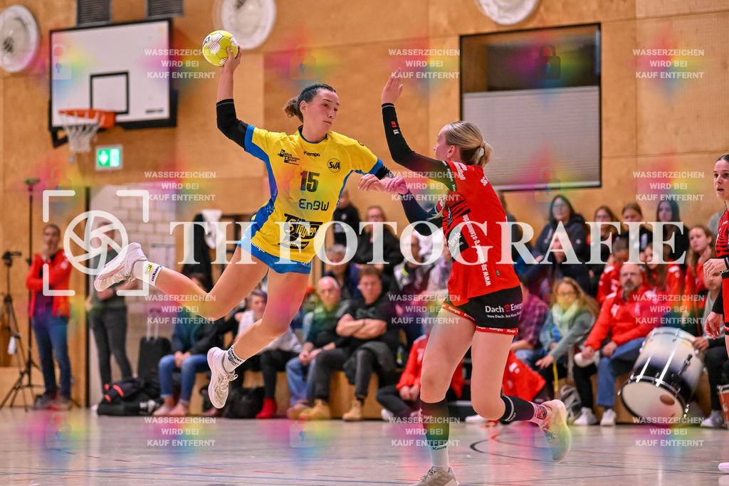 GER, SG Maulburg/Steinen - SV Allensbach 2, Frauen-Handball, Oberliga Suedbaden, 1. Spieltag, Saison 2024/2025, 28.09.2024 | Lea Scharpf (SV Allensbach 2, #15) gegen Leonie Kiefer (SG Maulburg/Steinen, #03)GER, SG Maulburg/Steinen - SV Allensbach 2, Frauen-Handball, Oberliga Suedbaden, 1. Spieltag, Saison 2024/2025, 28.09.2024Foto: TH Fotografie/Thomas Hess
