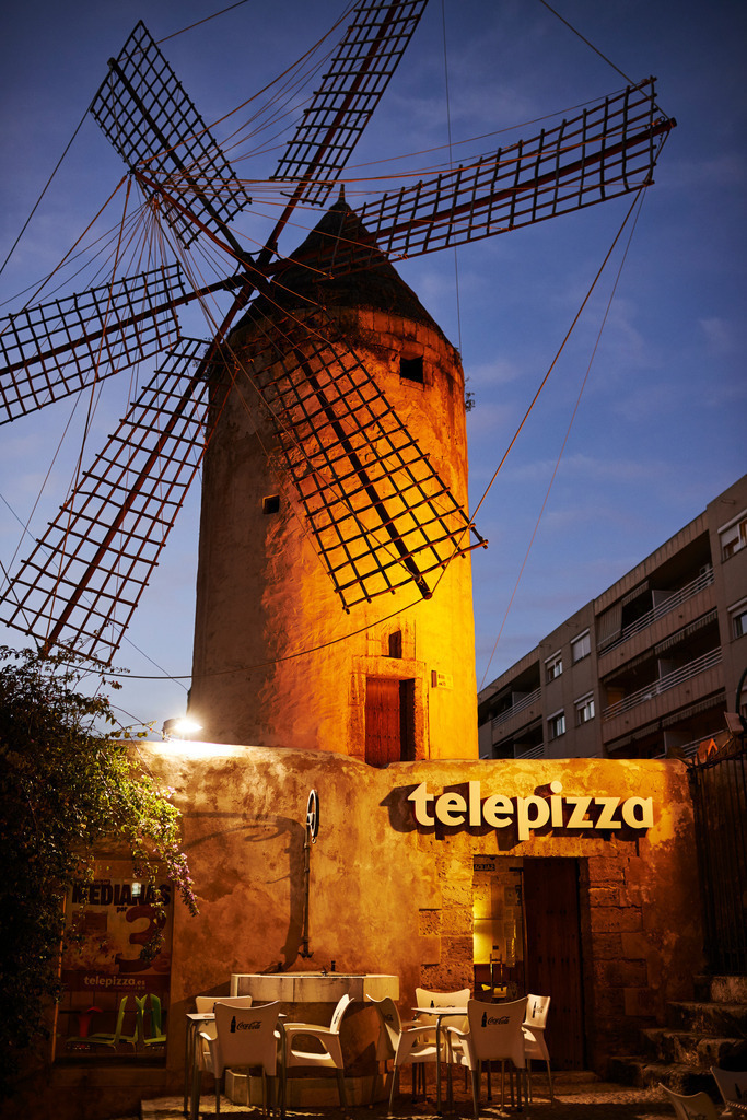 Windmuehle in der Innenstadt | Palma de Mallorca, Spanien - December 27, 2013: Alte Windmuehle in der Innenstadt im Abendlicht. - Realisiert mit Pictrs.com