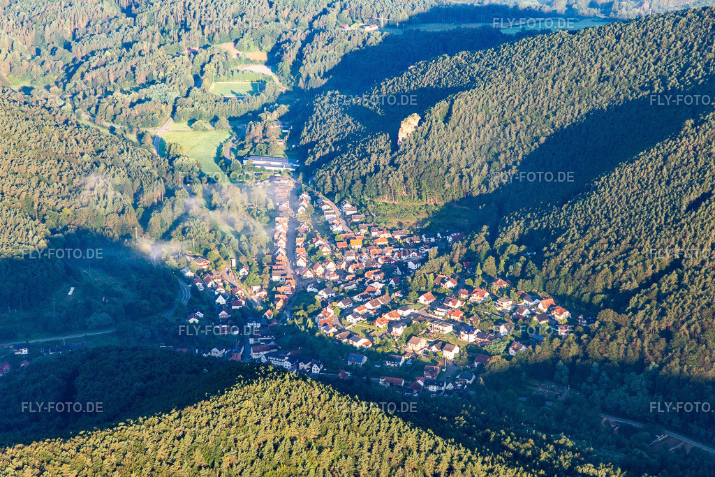 Ortsansicht von Osten | Luftbild: Ortsansicht von Osten in Lug im Bundesland Rheinland-Pfalz in Deutschland. Foto: IMG_143041.jpg vom 06.08.2024 durch ©2025 Werner Riehm fly-foto.de/copyright - Realisiert mit Pictrs.com