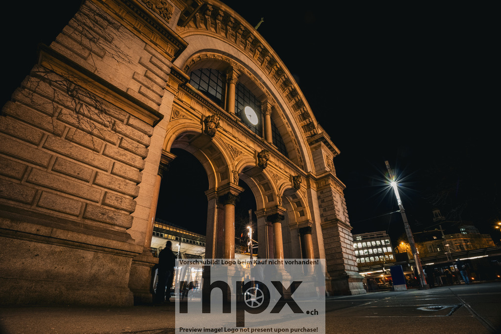 Torbogen Luzern bei Nacht | Geschichte. Licht. Ankunft.Das monumentale Portal des alten Luzerner Bahnhofs erstrahlt bei Nacht in einem warmen, goldenen Glanz. Die markante Architektur bildet eine Brücke zwischen der glanzvollen Vergangenheit und dem pulsierenden Leben der heutigen Stadt.Wähle unter "Produktauswahl" dein Wunschformat: Vom klassischen Wandbild über Puzzle &amp; Tassen bis zum digitalen Download (z.B. als Handy-Hintergrund). - Realisiert mit Pictrs.com