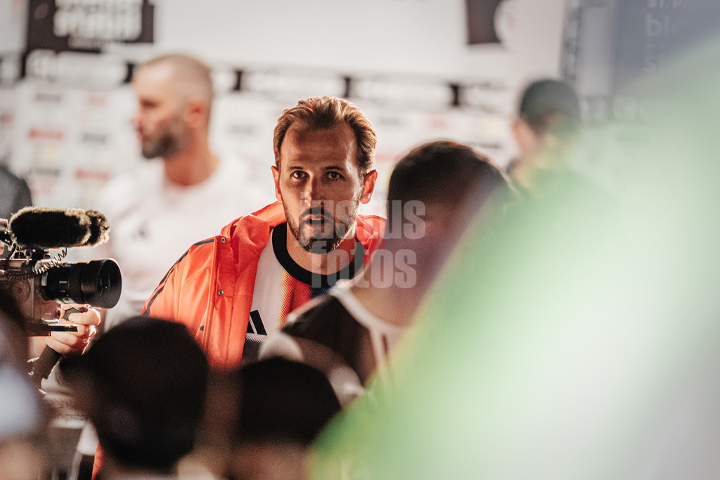 Fußball | Männer | Saison 2025/2026  | Fußball-Bundesliga | 29. Spieltag | FC St. Pauli vs. FC Bayern München | 11.04.2026 | Harry Kane (#9, FC Bayern München) auf dem Weg in das Stadion