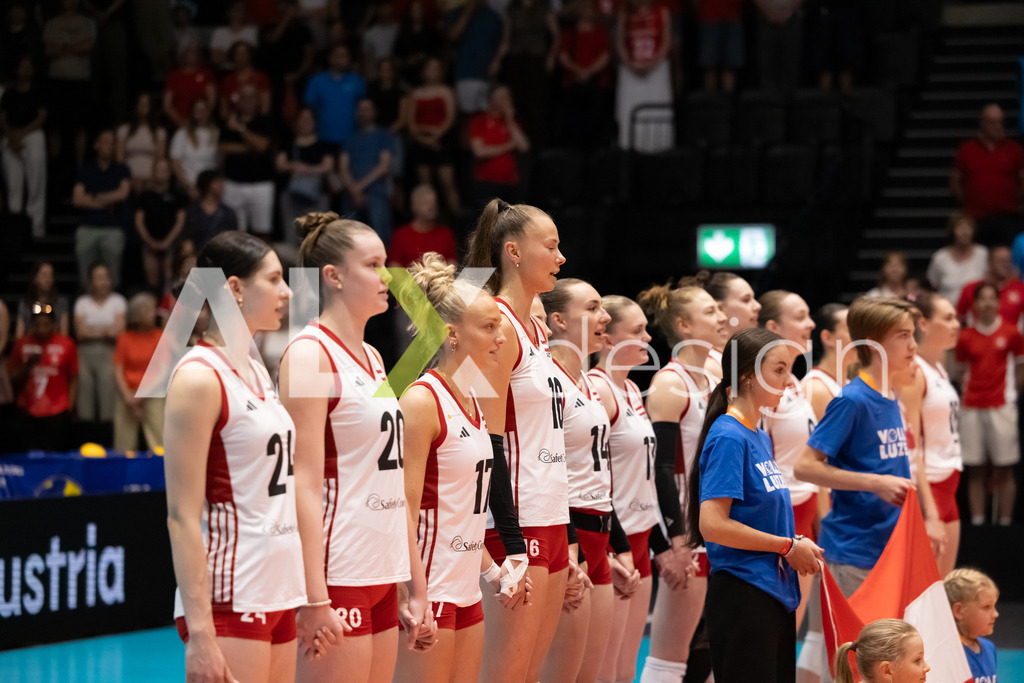 Austria v Switzerland - CEV European League Women | KRIENS, SWITZERLAND - JUNE 14: Team of Austria during the national anthem at the CEV European League match between Austria and Switzerland at Pilatus Arena on June 14, 2026 in Kriens, Switzerland. - Realisiert mit Pictrs.com