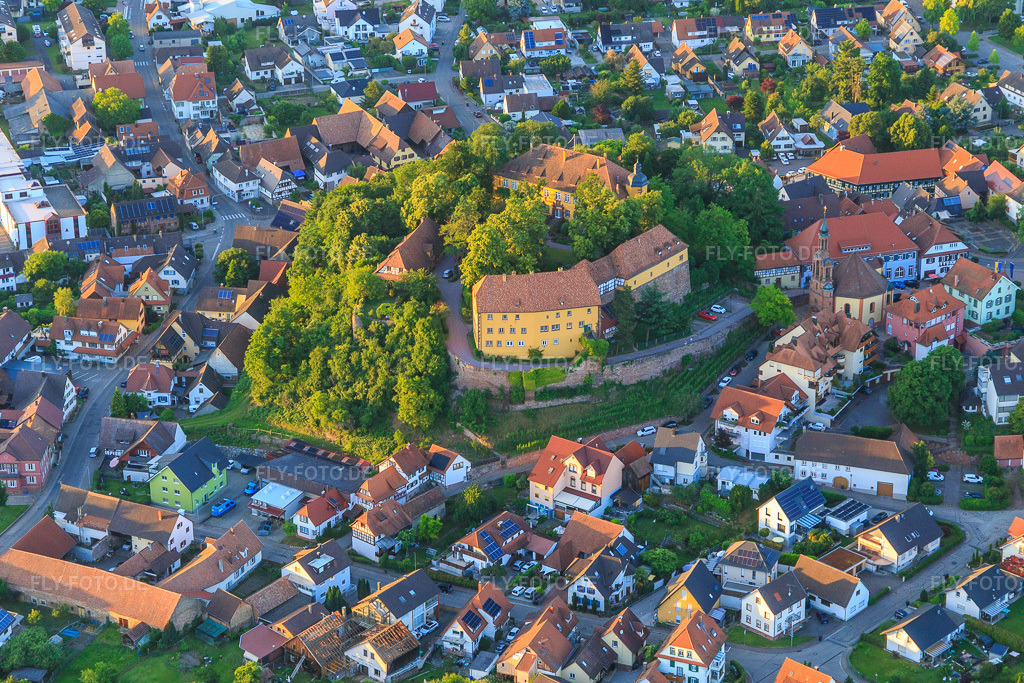 Luftbild: Schloss und Schlosskirche Mahlberg in Mahlberg im Bundesland Baden-Württemberg in Deutschland. – Foto: IMG_147989.jpg vom 30.05.2025 durch Werner Riehm/FLY-FOTO.de – Auflösung des Originals: 5297 x 3531 px – Stadt Mahlberg – Evangelischen Kirchengemeinde Mahlberg - Kappel-Grafenhausen - Rust