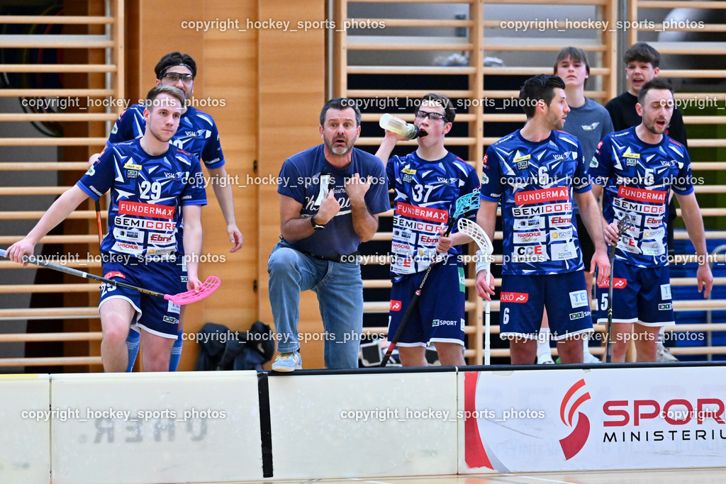 VSV Unihockey vs. KAC Floorball | Spielerbank VSV Unihockey, Headcoach VSV Unihockey Hannes Pühringer, #29 Anze Brajic VSV Unihockey, #37 Aleksander Bogataj VSV Unihockey, #6 Timo Schmid VSV Unihockey, #5 Michael Kanduth VSV Unihockey, VSV Unihockey vs. KAC Floorball, VSV Unihockey vs. KAC Floorball am 12.04.2025 in Villach (Ballspielhalle St. Martin), Austria, (Photo by Bernd Stefan)