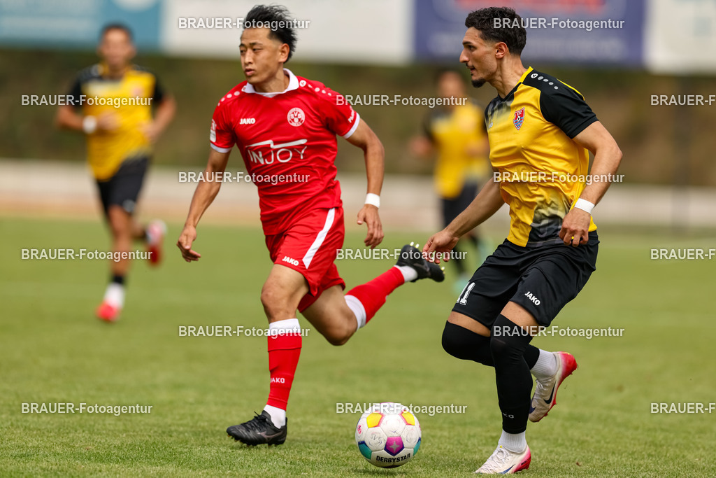 1_SVSKFC_20250726_0038.JPG -  - SV Schermbeck - KFC Uerdingen  - Testspiel | Schermbeck, Deutschland, 26.07.25: Ibuki Noguchi (SV Schermbeck) und Batuhan Özden (KFC Uerdingen) im Kampf um den Ball während des Testspiel Spiels zwischen SV Schermbeck - KFC Uerdingen  in der Volksbank Arena am 26. July 2025 in Schermbeck, Deutschland. (Foto von Stefan Brauer/Brauer-Fotoagentur)