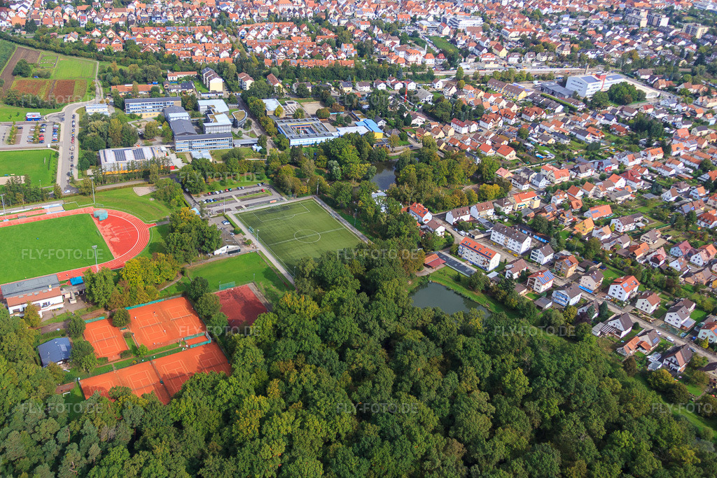Luftbild: Tennisclub, Integrierte Gesamtschule Kandel und Bienwaldstadion in Kandel im Bundesland Rheinland-Pfalz in Deutschland. Foto: IMG_072838.jpg vom 19.09.2014 durch Werner Riehm/FLY-FOTO.deTCKANDEL.DE