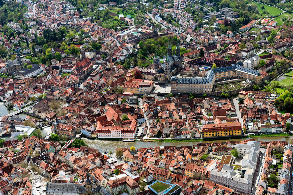 dr__0095571.jpg | BAMBERG 28.04.2022 Stadtansicht am Ufer des Flußverlaufes Regnitz in Bamberg im Bundesland Bayern, Deutschland. // City view on the river bank Regnitz in Bamberg in the state Bavaria, Germany. Foto: Daniel Reiter