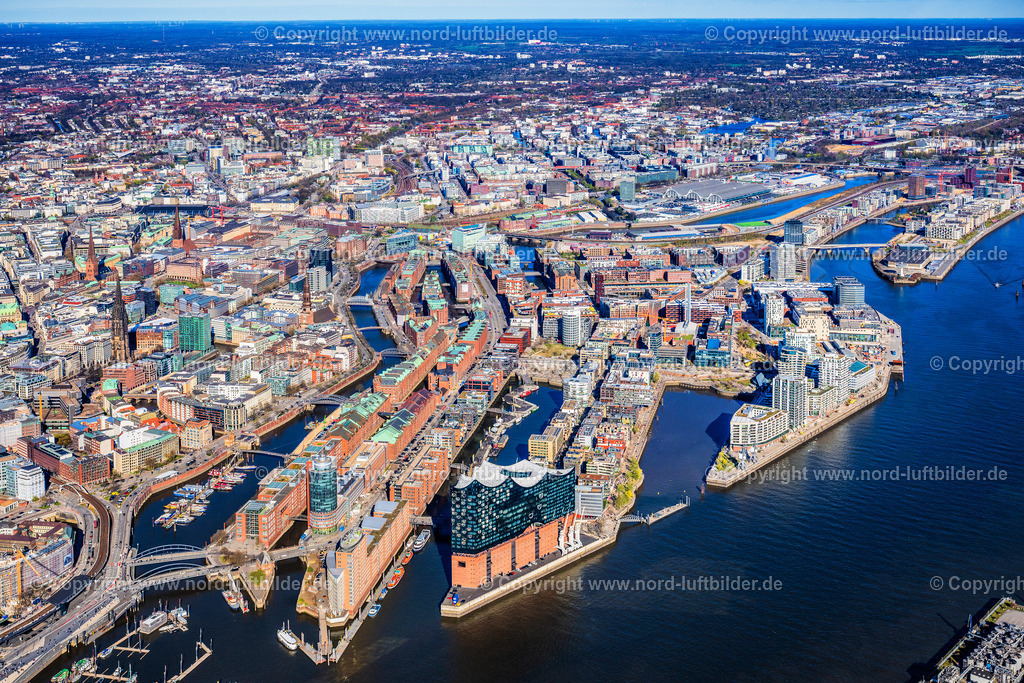 Hamburg_Hafencity_Speicherstadt_Elbphilharmonie_ELS_4576060425 | HAMBURG 06.04.2025 Stadtansicht am Ufer des Flußverlaufes der Norderelbe im Ortsteil HafenCity mit der Elbphilharmonie in Hamburg, Deutschland. // City view on the banks of the river course of the Norderelbe in the district HafenCity with the Elbphilharmonie in Hamburg, Germany. Foto: Martin Elsen