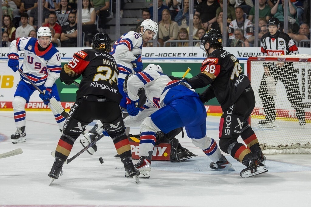 Eishockey-Länderspiel Deutschland gegen USA in Mannheim (letztes Vorbereitungsspiel vor der WM in der Schweiz) | Eishockey-Länderspiel Deutschland gegen USA in Mannheim (letztes Vorbereitungsspiel vor der WM in der Schweiz)***Riesige Chance für die USA, aber die Verteidigung der deutschen Mannschaft wirft alles rein - Realisiert mit Pictrs.com