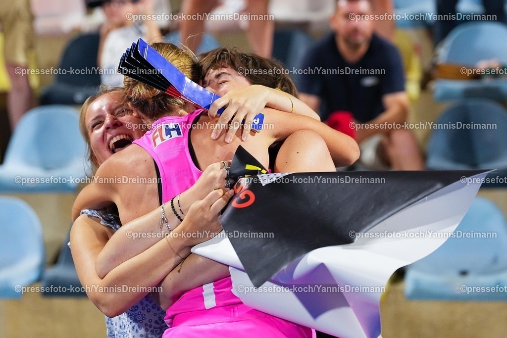 xydrx15082504088 | 15.08.2025, xydrx, Frauen EuroHockey Championship 2025, Halbfinale, Belgien - Deutschland, Sparkassenpark Mönchengladbach: Lisa Nolte (GER #10) bejubelt mit zwei Zuschauern den Finaleinzug