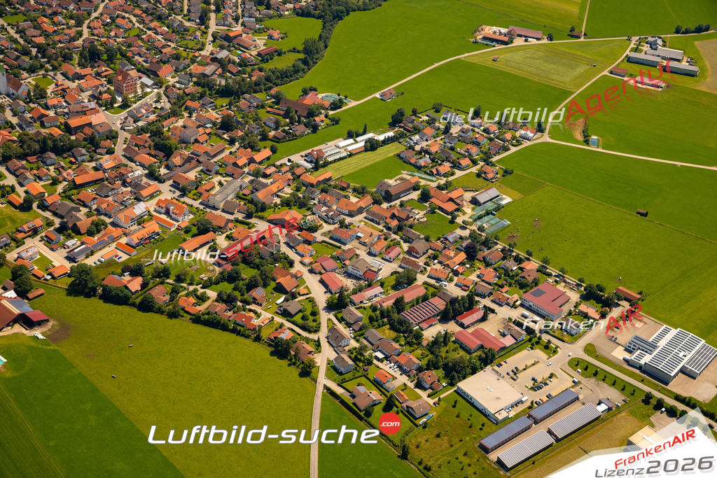 Das Luftbild zeigt :  Unterthingau - Die Luftaufnahme wurde 2024 vom UL-Flugzeug aus erstellt ( keine Drohne ) - Hochauflösende Luftaufnahme - Für grossformatige Ausdrucke geeignet. Die Geschenkidee !Mit Lizenz und Bildrechte bestellbar