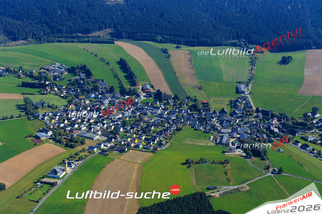 Die Luftaufnahme der Stadt Teuschnitz wurde vom UL-Flugzeug heraus erstellt ( keine Drohne )- hohe Auflösung für beste Qualität