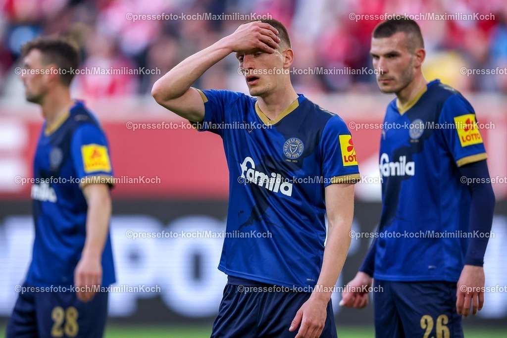 F9510042601048 | 10.04.2026, Fußball, Fortuna Düsseldorf - Holstein Kiel, 2. Fußball Bundesliga, Herren, Merkur Spiel-Arena, 29. Spieltag, Saison 2025 2026: Ivan Nekic&nbsp; (Holstein Kiel #13) enttäuscht Enttäuschung gestikulierend auf dem Spielfeld   DFB regulations prohibit any use of photographs as image sequences and or quasi-video.