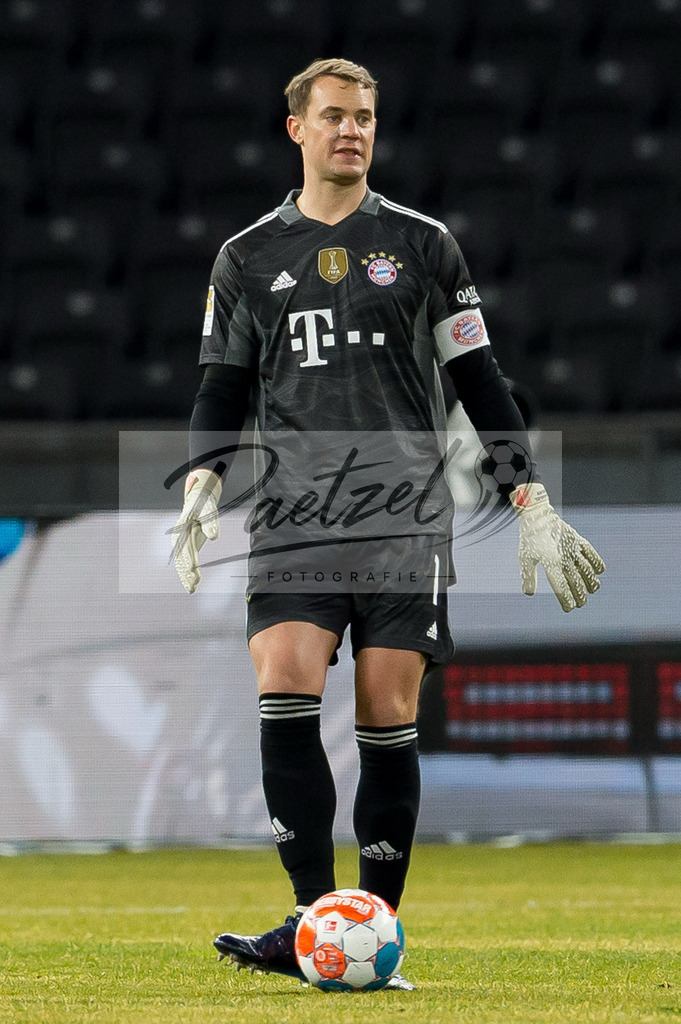 BSCFCB20220123_254 | Fussball, Herren: Torwart Manuel Neuer (FC Bayern Muenchen) in Aktion, am Ball, Einzelaktion bei dem Spiel der 1. Bundesliga zwischen Hertha BSC und FC Bayern Muenchen im Olypiastadion am 23.01.2022 in Berlin, Deutschland.DFB / DFL REGULATIONS PROHIBIT ANY USE OF PHOTOGRAPHS AS IMAGE SEQUENCES AND/OR QUASI-VIDEO. - Realisiert mit Pictrs.com