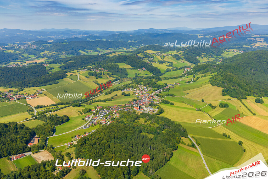 Klassische Luftaufnahme ohne Drohne zeigt:Kumreut bei Röhrnbach - Die Luftbildaufnahme wurde 2025 vom UL-Flugzeug heraus erstellt ( keine Drohne ) - Hochauflösende Luftaufnahme -Nicht vergleichbar mit Google Maps oder Satelittenbilder- Die Geschenkidee !Mit Lizenz und Bildrechte bestellbar