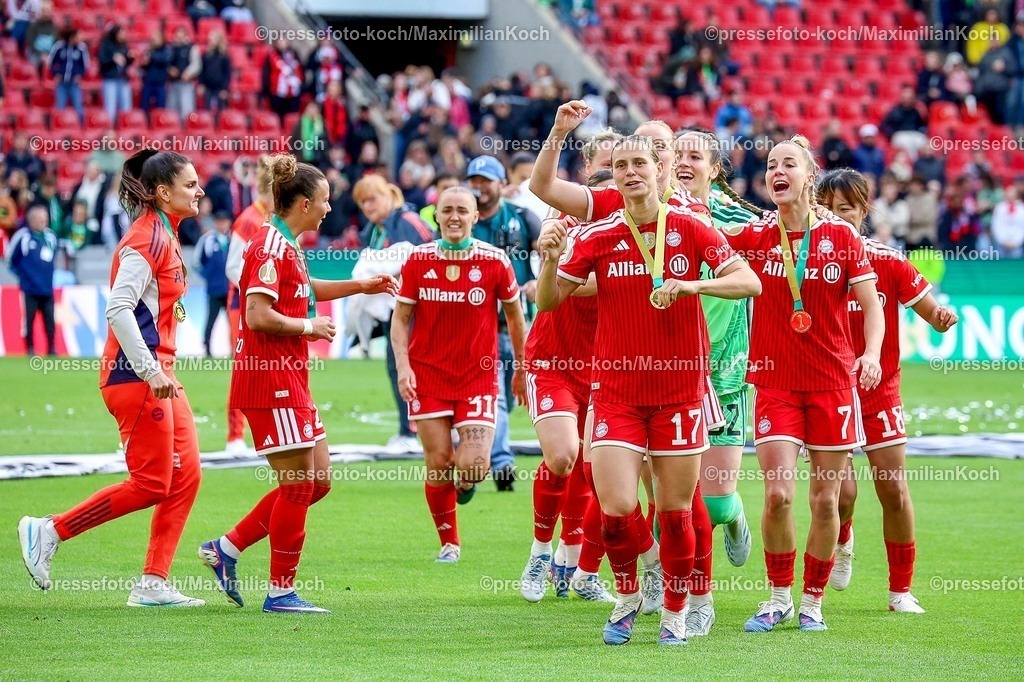 xsscx14052601083 | 2026.05.14, xsscx, Fußball, Finale DFB-Pokal Frauen, VfL Wolfsburg -  FC Bayern München, Saison 2025 2026, Rhein-Energie-Stadion in Köln: Die Mannschaft vom FC Bayern München feiert ihren Sieg im DFB-Pokal Finale mit Georgia Stanway (FC Bayern München #31), Klara Bühl (FC Bayern München #17), Ena Mahmutovic (FC Bayern München #32), Momoko Tanikawa (FC Bayern München #18) DFB regulations prohibit any use of photographs as image sequences and or quasi-video. Photo: xSandraxScherningxPressefotoKochx