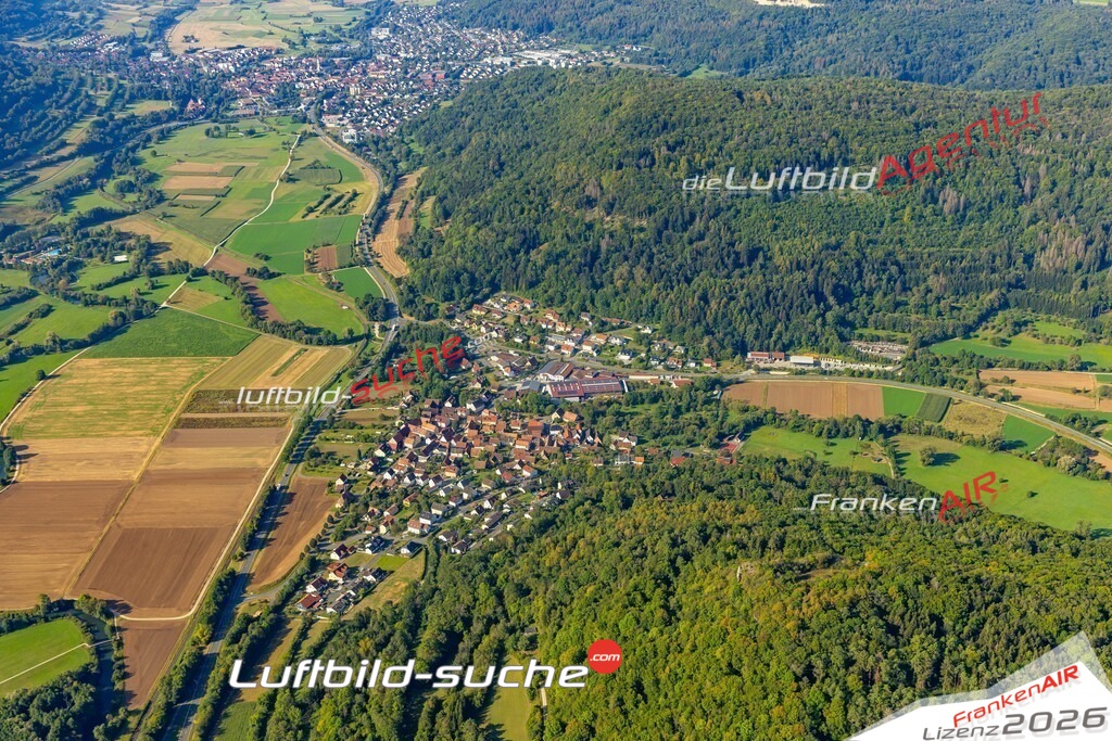 Das Luftbild zeigt : Gasseldorf Ebermannstadt - Die Luftaufnahme wurde 2024 vom UL-Flugzeug aus erstellt ( keine Drohne ) - Hochauflösende Luftaufnahme - Für grossformatige Ausdrucke geeignet. Die Geschenkidee !Mit Lizenz und Bildrechte bestellbar