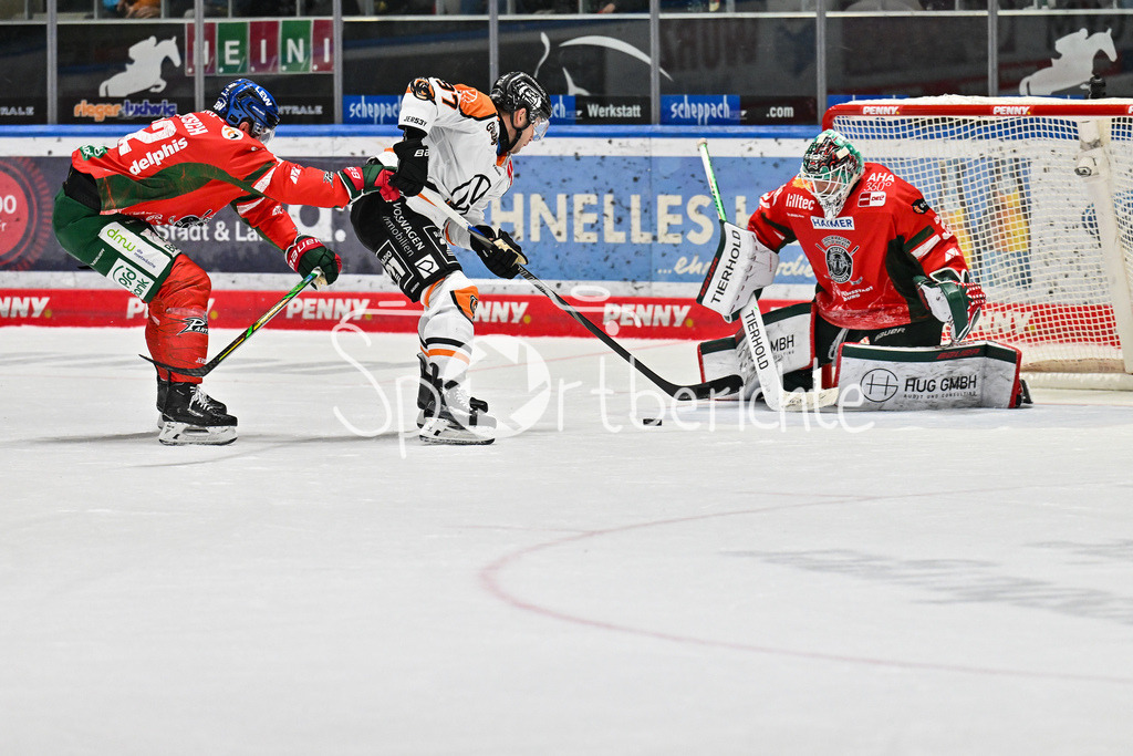 Augsburger Panther - Grizzlys Wolfsburg | Matt WHITE (Grizzlys Wolfsburg 97) vergibt hier eine Grosschance gegen Michael GARTEIG (Augsburger Panther 34, Thomas SCHEMITSCH (Augsburger Panther 62) kann nicht mehr eingreifen / DEL: Augsburger Panther - Grizzlys Wolfsburg; Curt Frenzel Stadion am 10.10.2025