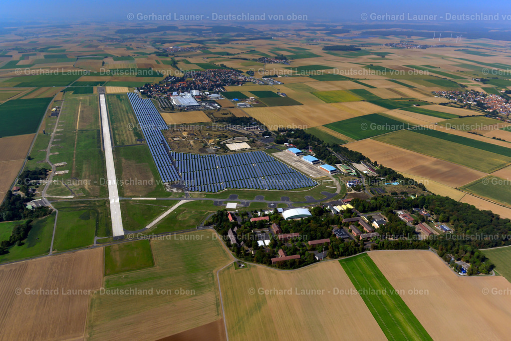 3650517 | GIEBELSTADT 13.09.2016 Start- und Landebahn mit Rollfeldgelände des Flugplatz in Giebelstadt im Bundesland Bayern, Deutschland. Weiterführende Informationen bei: Flugplatz Giebelstadt GmbH. // Runway with tarmac terrain of airfield in Giebelstadt in the state Bavaria, Germany. Further information at: Flugplatz Giebelstadt GmbH. Foto: Gerhard Launer
