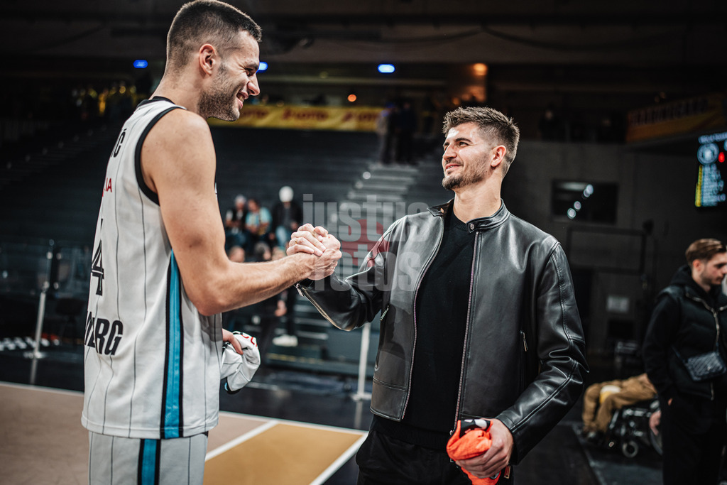 Basketball | Männer | Saison 2024/2025 | easyCredit Basketball Bundesliga | 4. Spieltag | Veolia Towers Hamburg vs. EWE Baskets Oldenburg | 06.10.2024 | v.l. Benedikt Turudic (#44, Veolia Towers Hamburg) und Nikola Vasilj (FC. St Pauli) Fußball beim Trikottausch