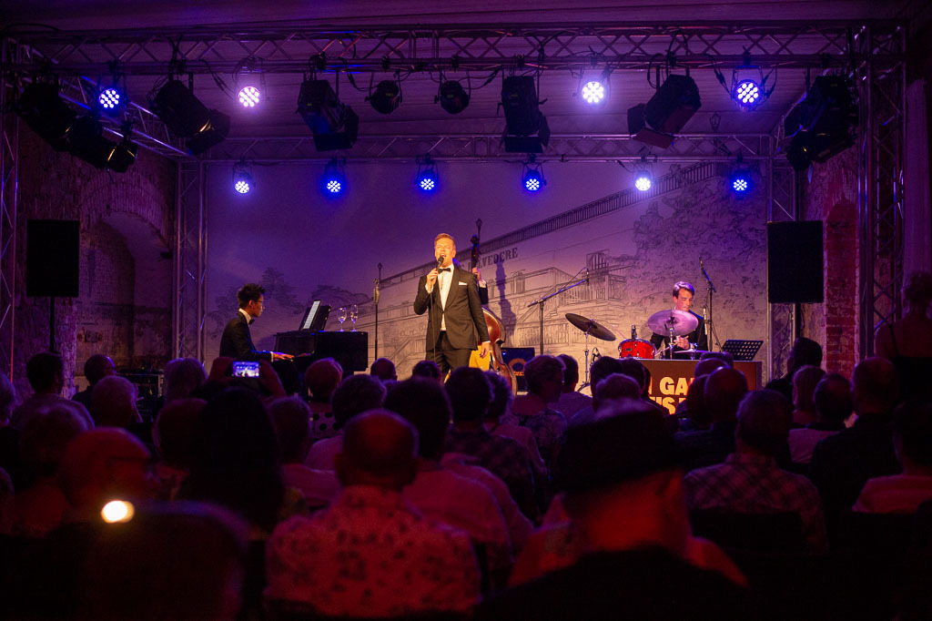 Tom Gaebel & His Trio | Tom Gaebel & His Trio im Forte Belvedere Leisnig zum Festival Hallo Leisnig 2022. - Realisiert mit Pictrs.com