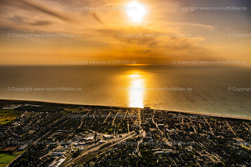 Sylt_Westerland_Sonnenuntergang_ELS_1013130825 | SYLT 13.08.2025 Küstenbereich der Nordsee - Insel an der Käpt'n-Christiansen-Straße, DoktorRoss-Straße im Ortsteil Westerland in Sylt im Bundesland Schleswig-Holstein. Weiterführende Informationen bei: Sylt Marketing GmbH. // Coastal area of the North Sea - Island on street Kaept'n-Christiansen-Strasse, DoktorRoss-Strasse in the district Westerland in Sylt in the state Schleswig-Holstein. Further information at: Sylt Marketing GmbH. Foto: Martin Elsen