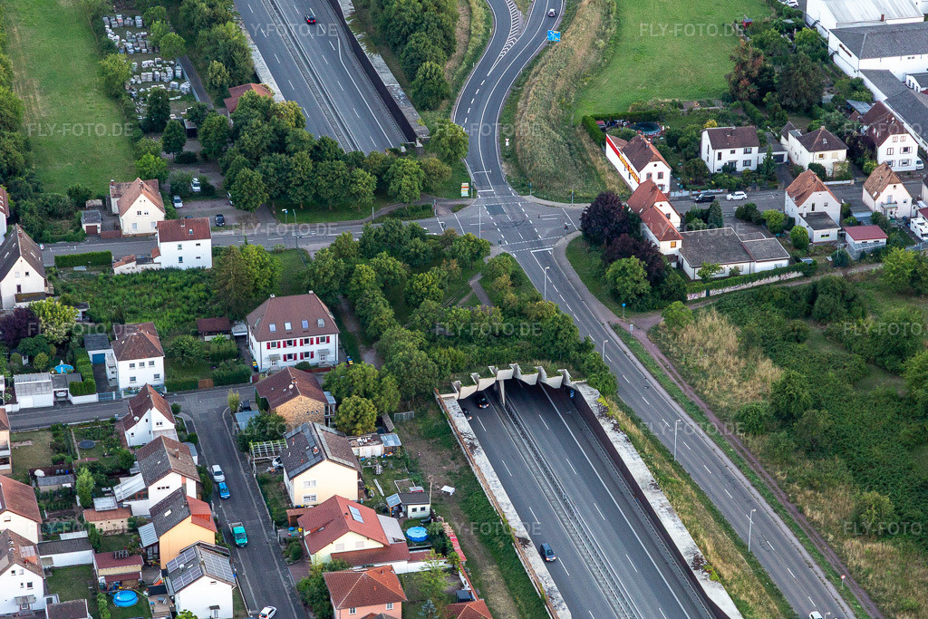 Luftbild: Unterführung der A65 bei AS Landau-Zentrum im Ortsteil Queichheim in Landau im Bundesland Rheinland-Pfalz in Deutschland. Foto: IMG_133610.jpg vom 12.07.2022 durch Werner Riehm/FLY-FOTO.de