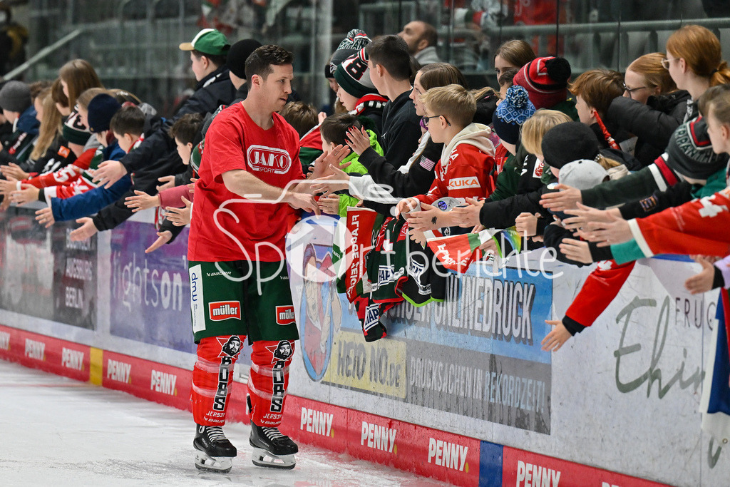 Augsburger Panther - Düsseldorfer EG | Die Panther feiern mit den Fans den Heimsieg gegen Duesseldorf / Jubel / Sieg / Freude / Happy / DEL: Augsburger Panther - Düsseldorfer EG, Curt Frenzel Stadion am 13.12.2024 / T. J. TREVELYAN (Augsburger Panther #24)