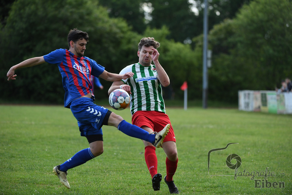 TuS Ofen-SG FriPe | Herren 1. Kreisklasse Süd, Jade-Weser-Hunte; TuS Ofen (blau)-SG FriPe (weiß) am 28.05.2025; in Ofen (), Photo: Philip Eiben 2025 - Realisiert mit Pictrs.com