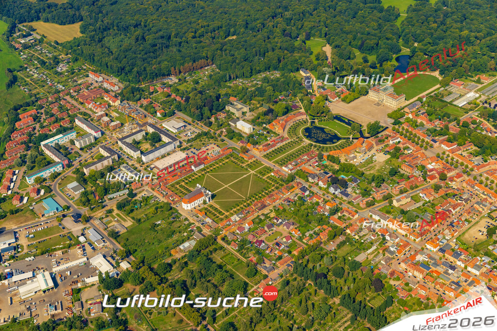 Luftaufnahme der Stadt Ludwigslust - Die Luftaufnahme wurde 2025 vom UL-Flugzeug heraus erstellt ( keine Drohne ) - Hochauflösende Luftaufnahme - für professionelle Ausdrucke geeignet. Die Geschenkidee !Hier alle&nbsp;Infos zur Lizenzierung der LuftaufnahmeWir fliegen auch dieses Jahr wieder in Ihre Region um Luftbilder zu erstellen.- Luftbild anfragen