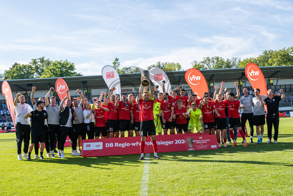 Stuttgarter Kickers vs. SG Sonnenhof Großaspach, Fussball, WFV-Pokal, Finale, 23.05.2026 | Volkan Celiktas (SG Sonnenhof Großaspach, #05) und seine Mannschaft jubeln nach Pokaluebergabe,Stuttgarter Kickers vs. SG Sonnenhof Großaspach, Fussball, WFV-Pokal, Finale, 23.05.2026