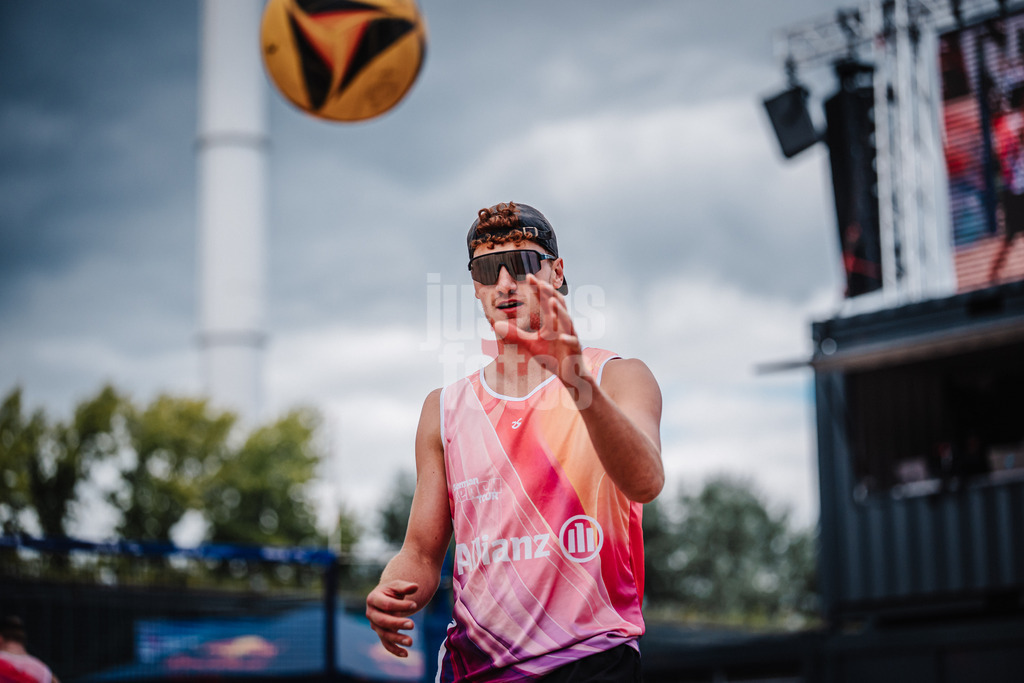Beachvolleyball | Männer | Allianz German Beach Tour 2025 | Tourstop Berlin | 24.08.2025 | Max Just bekommt den Ball für den Aufschlag