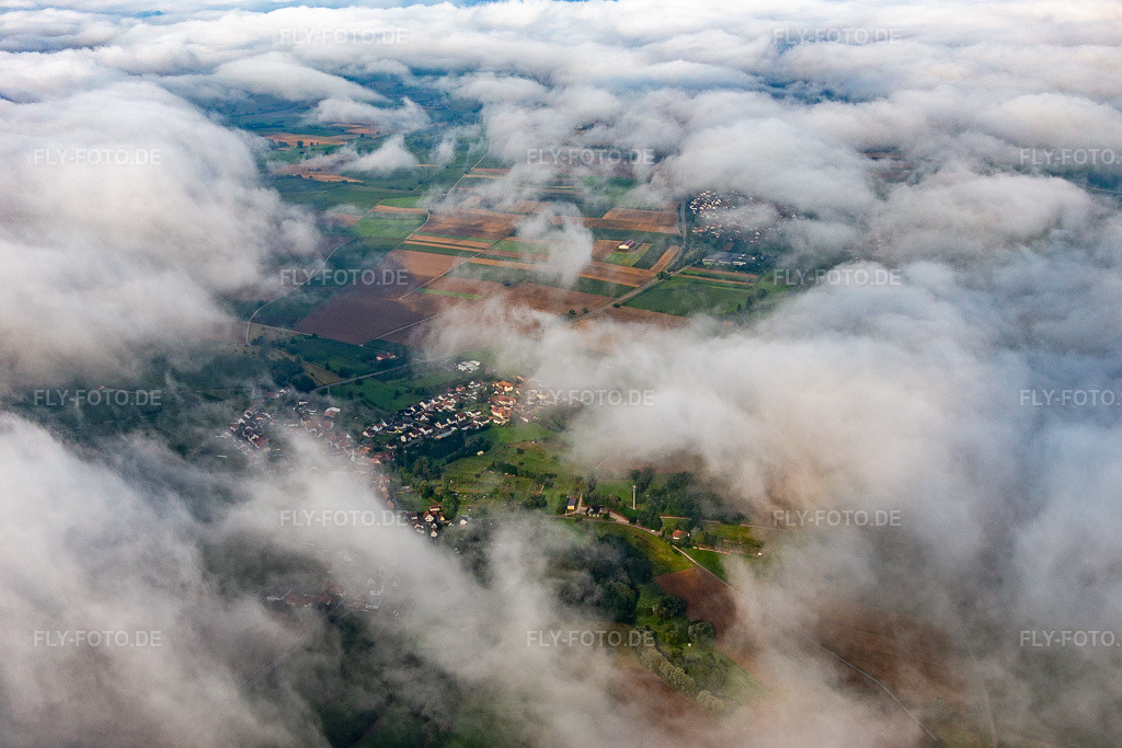 Luftbild: Ortschaft von Nordosten unter Wolken in Oberhausen im Bundesland Rheinland-Pfalz in Deutschland. Foto: IMG_142903.jpg vom 03.08.2024 durch Werner Riehm/FLY-FOTO.de