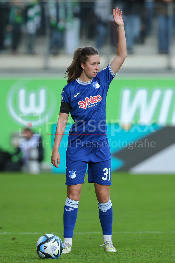 Fussball, Google Pixel Frauen-Bundesliga, VfL Wolfsburg - TSG 1899 Hoffenheim | v.li.: Jana Feldkamp (TSG 1899 Hoffenheim, 31) beim Freistoß, stikuliert, mit den Armen gestikulieren, DIE DFB-RICHTLINIEN UNTERSAGEN JEGLICHE NUTZUNG VON FOTOS ALS SEQUENZBILDER UND/ODER VIDEOÄHNLICHE FOTOSTRECKEN. DFB REGULATIONS PROHIBIT ANY USE OF PHOTOGRAPHS AS IMAGE SEQUENCES AND/OR QUASI-VIDEO.