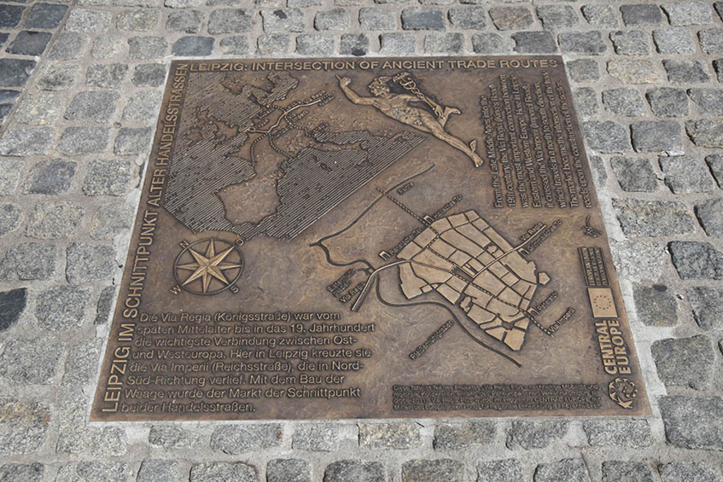 Bildlexikon Leipzig - Leipzig im Schnittpunkt alter Handelsstraßen - Bodentafel | Das Team hinter BILDLEXIKON LEIPZIG bündelt historische wie aktuelle Informationen über die Stadt Leipzig in Text und Bild auf einer Plattform und stellt diese der interessierten Öffentlichkeit zur Verfügung.